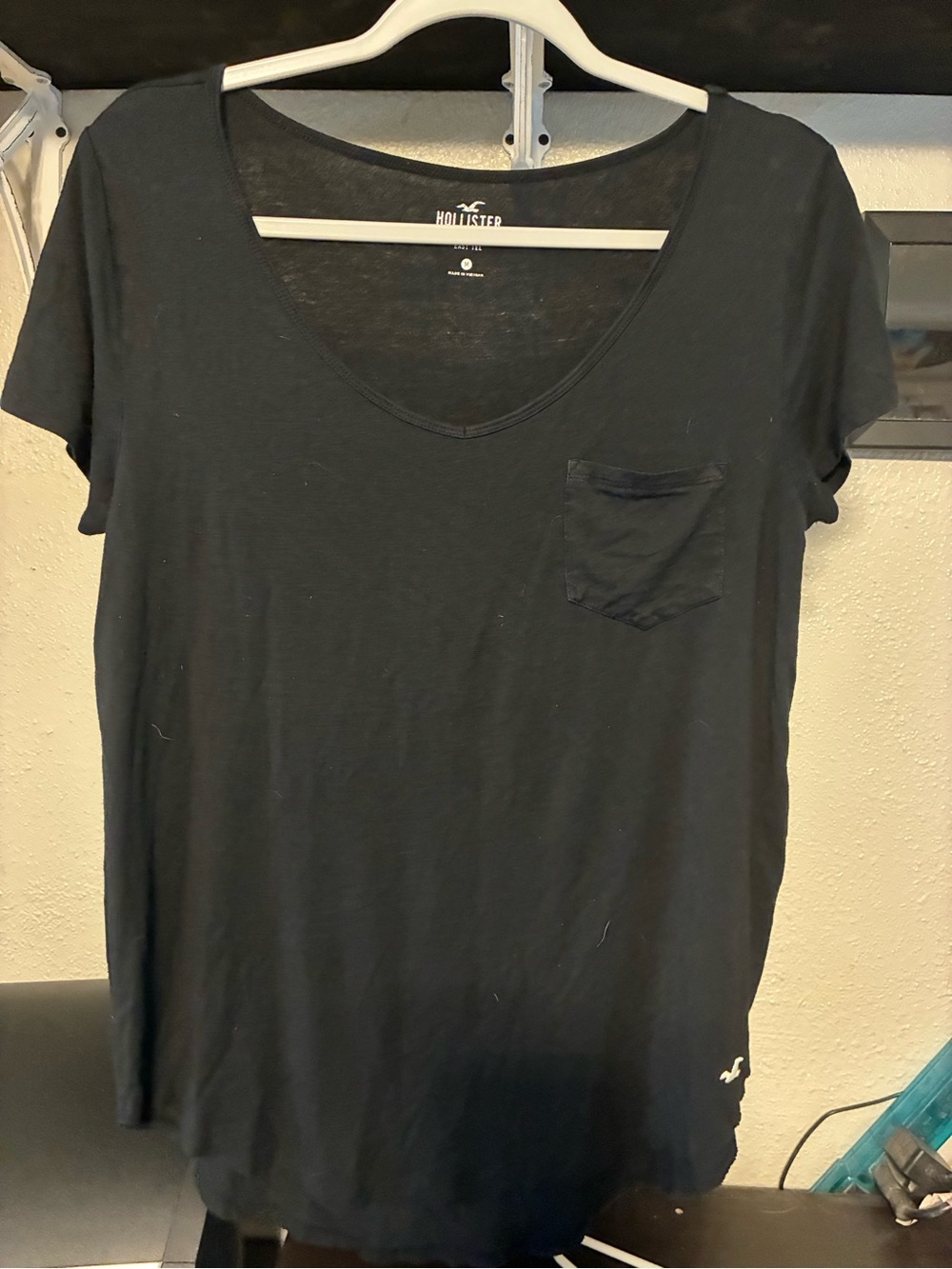 Hollister Women's Medium Black Scoop Neck Tee